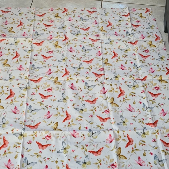 2 Pieces Lisa Audit Fabric 44"x45", 36"x44.5" - Picture 13 of 16